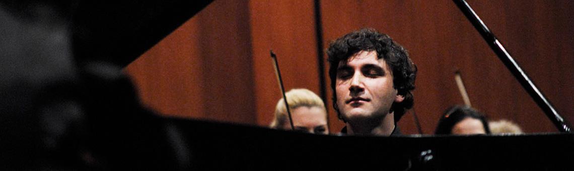 Foto von Vadim Chaimovich auf der Bühne mit Orchester